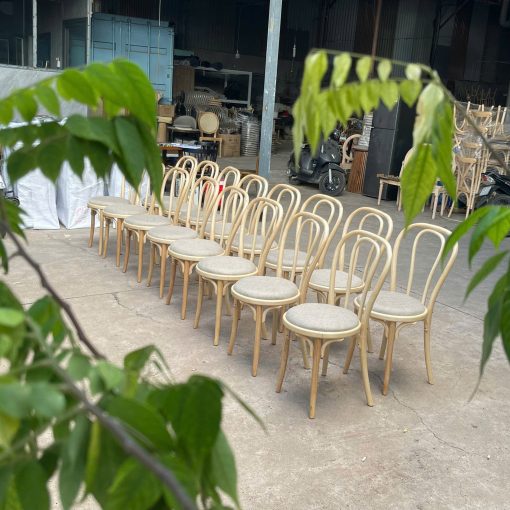 Ghế Thonet gỗ gia tiên mặt nệm vải bố | Xcom.vn Ghế Thonet gỗ nệm vải bố màu be xám xếp thành hàng