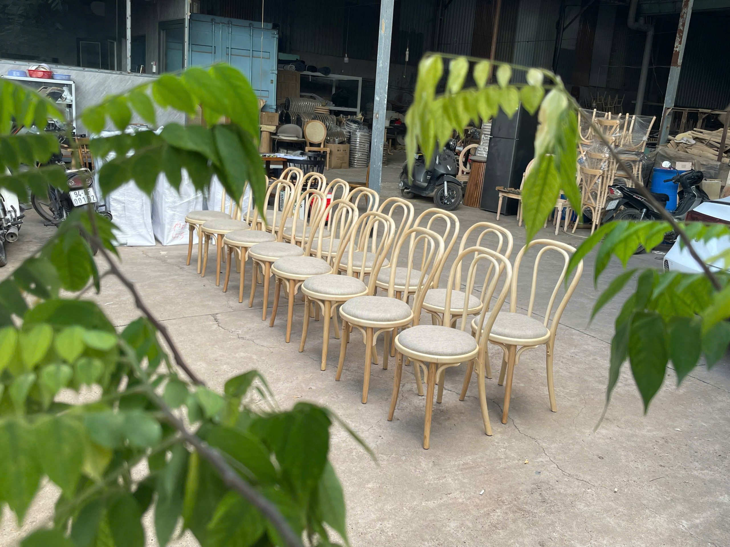 Ghế Thonet gỗ gia tiên mặt nệm vải bố | Xcom.vn Ghế Thonet gỗ nệm vải bố màu be xám xếp thành hàng