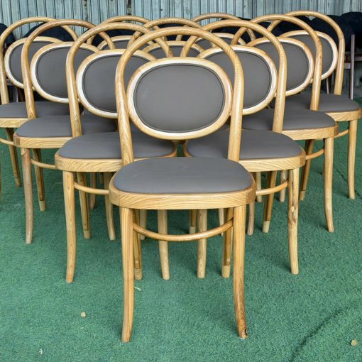 Ghế Thonet bọc simili tựa oval | Xcom.vn Mặt trước Ghế Thonet với khung gỗ màu tự nhiên và nệm xám