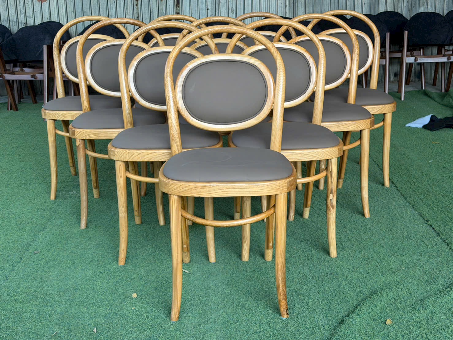 Ghế Thonet bọc simili tựa oval | Xcom.vn Mặt trước Ghế Thonet với khung gỗ màu tự nhiên và nệm xám