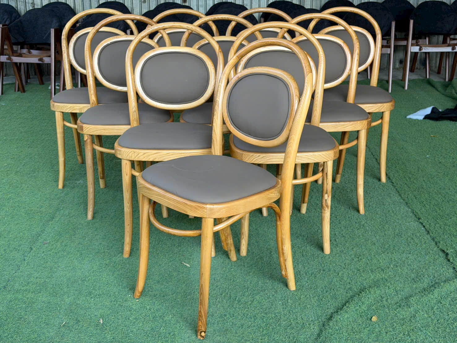 Ghế Thonet bọc simili tựa oval | Xcom.vn Ghế Thonet nệm simili màu xám nhìn từ góc bên