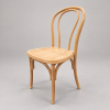 Ghế Thonet nhựa vân giả gỗ trên nền studio sáng
