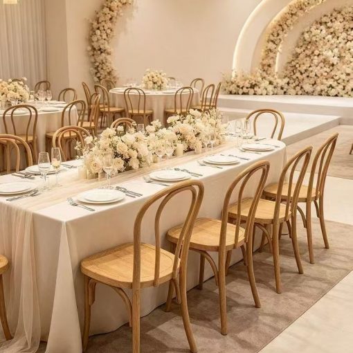 Ảnh tham khảo bố trí ghế dáng Thonet tông gỗ quanh bàn tiệc cưới