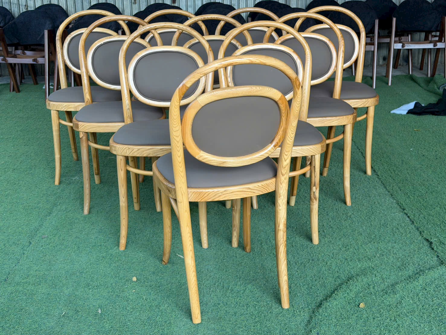 Ghế Thonet bọc simili tựa oval | Xcom.vn Khung tựa oval của Ghế Thonet nhìn từ phía sau