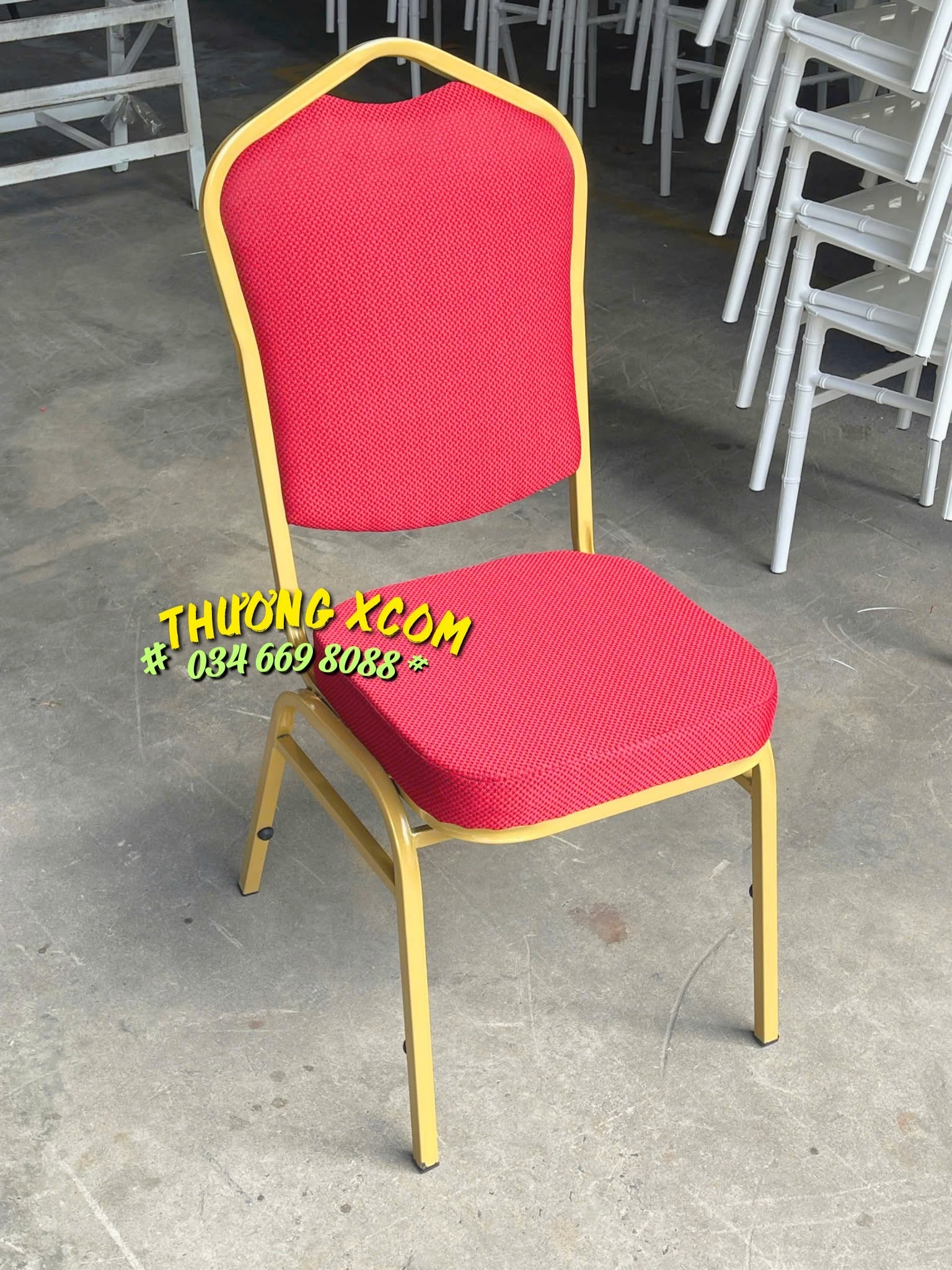 Cận cảnh ghế Banquet khung vàng nệm đỏ tại Xcom