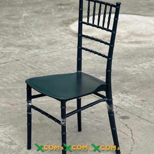 Ghế Tiffany nhựa PPGF màu đen chụp góc nghiêng, thấy tựa và mặt ngồi