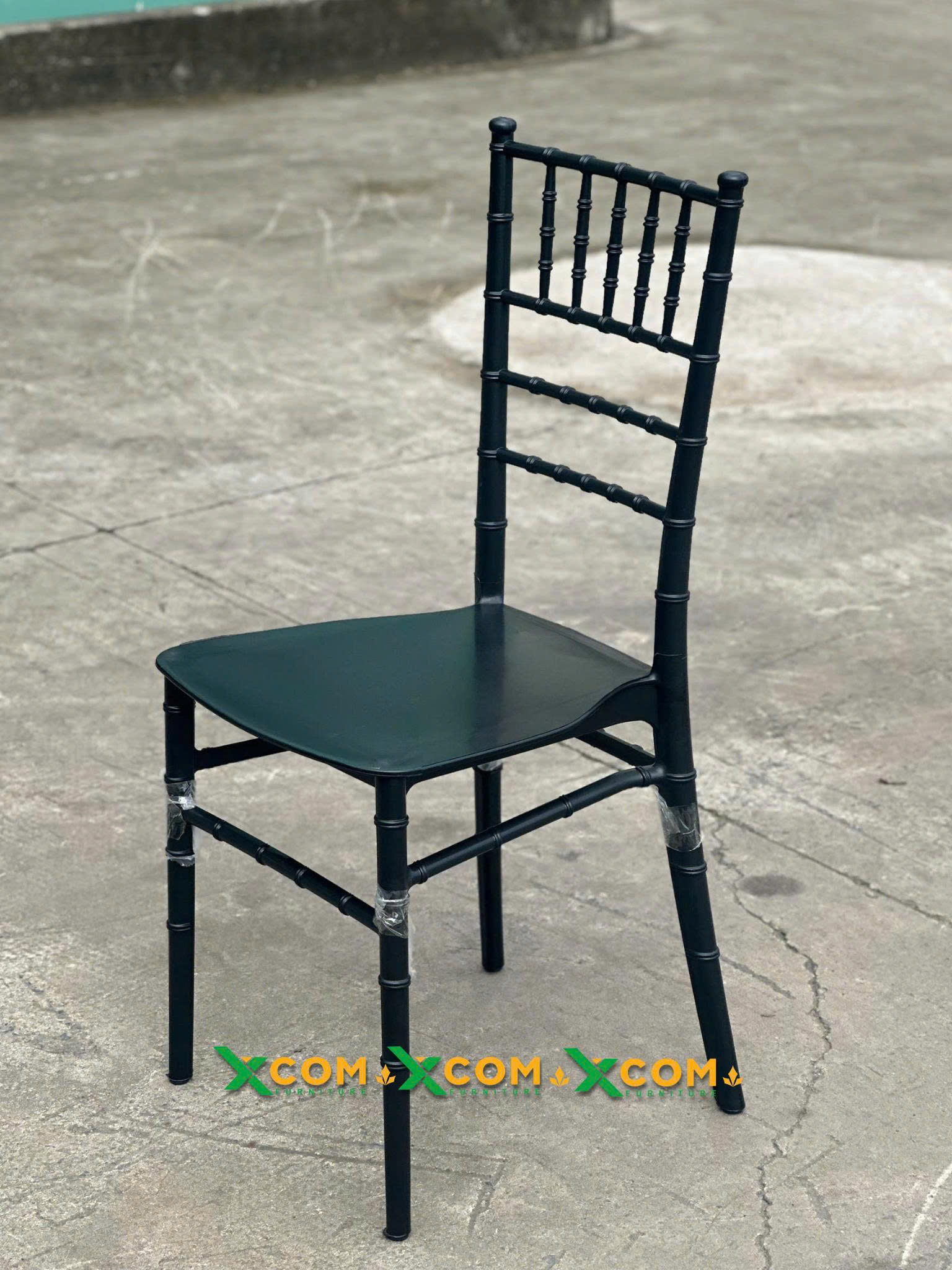 Ghế Tiffany Nhựa Đen PPGF | Xcom.vn Ghế Tiffany nhựa PPGF màu đen chụp góc nghiêng, thấy tựa và mặt ngồi