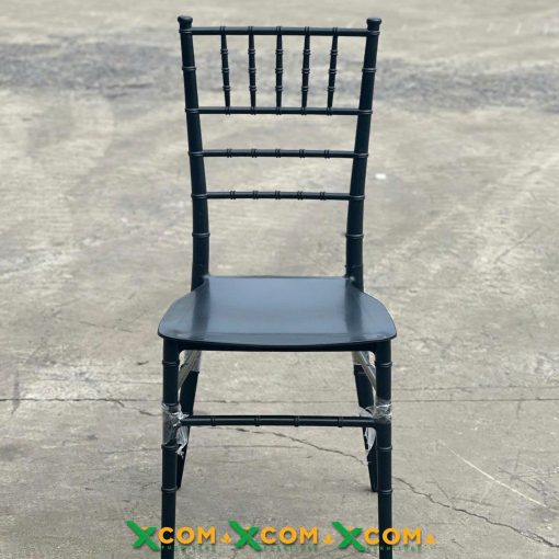 Ghế Tiffany Nhựa Đen PPGF | Xcom.vn Mặt trước ghế Tiffany nhựa đen với năm thanh dọc ở tựa lưng