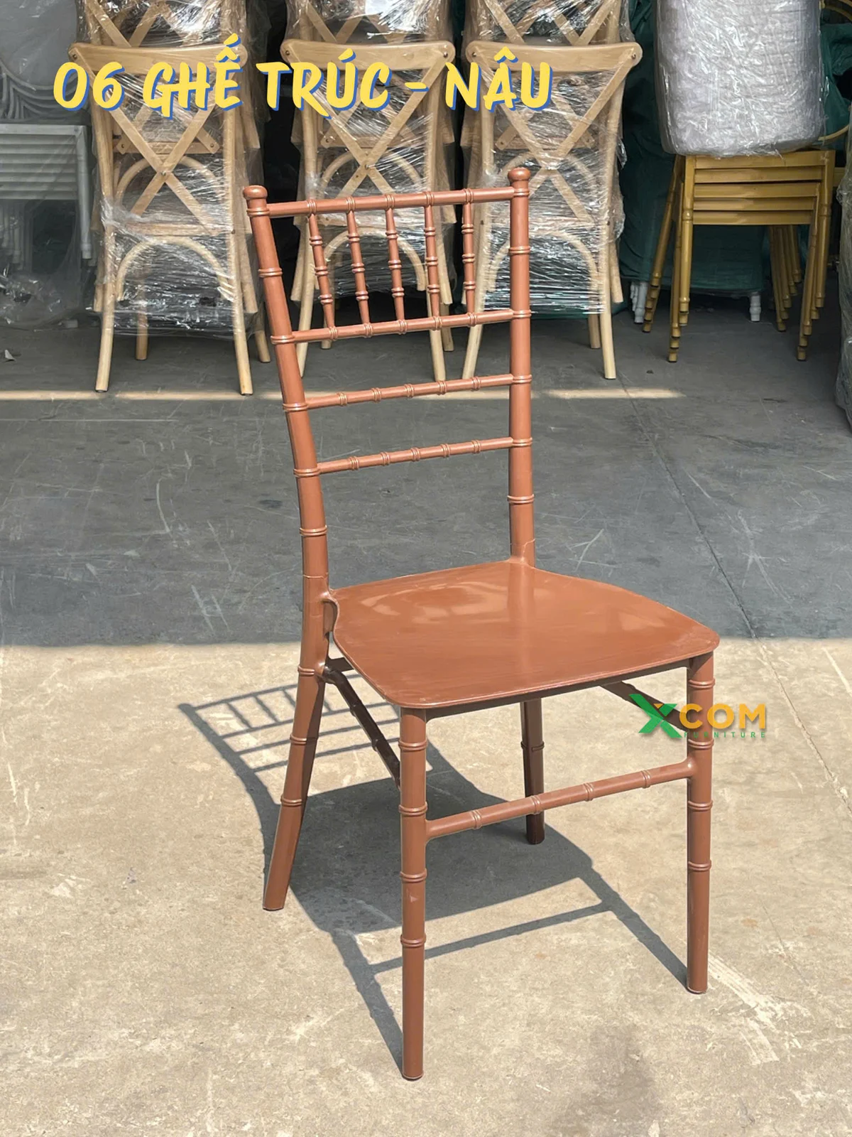 Ghế Tiffany nhựa nâu PPGF | Xcom.vn Ghế Tiffany nhựa nâu PPGF chụp góc nghiêng với tựa năm thanh dọc và mặt ngồi liền