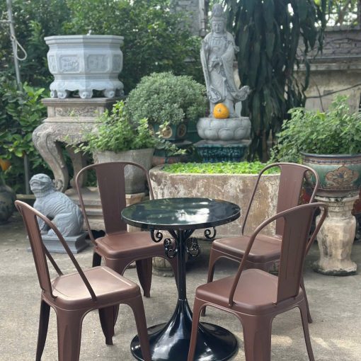 Ghế Tolix nhựa PP màu đen hoặc nâu | Xcom.vn Ghế Tolix nhựa PP màu nâu phối bàn cafe tròn