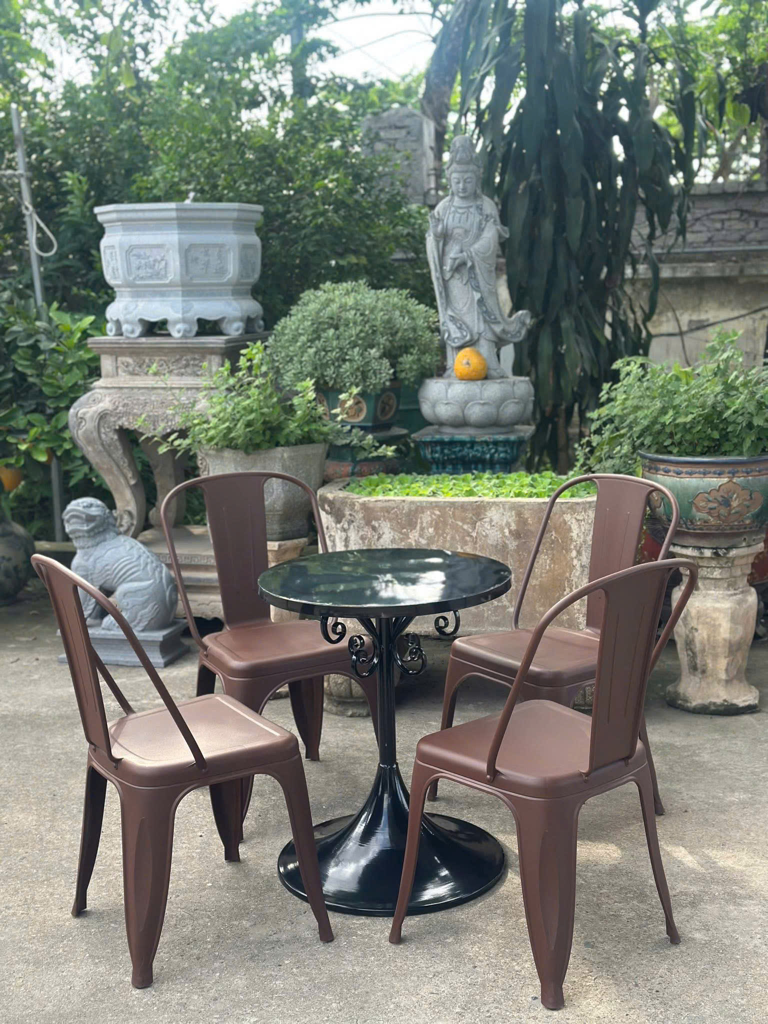Ghế Tolix nhựa PP màu đen hoặc nâu | Xcom.vn Ghế Tolix nhựa PP màu nâu phối bàn cafe tròn