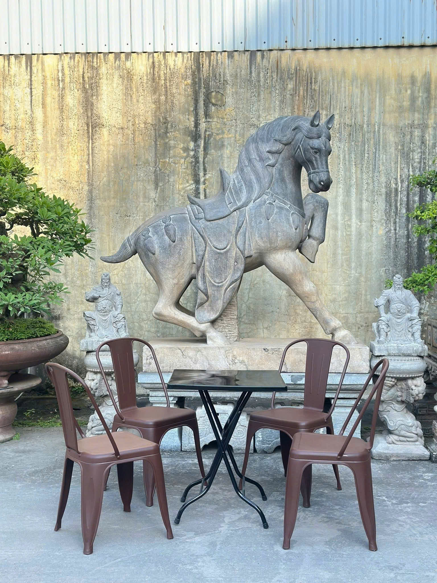 Ghế Tolix nhựa PP màu đen hoặc nâu | Xcom.vn Bộ Ghế Tolix nhựa PP màu nâu phối bàn cafe vuông
