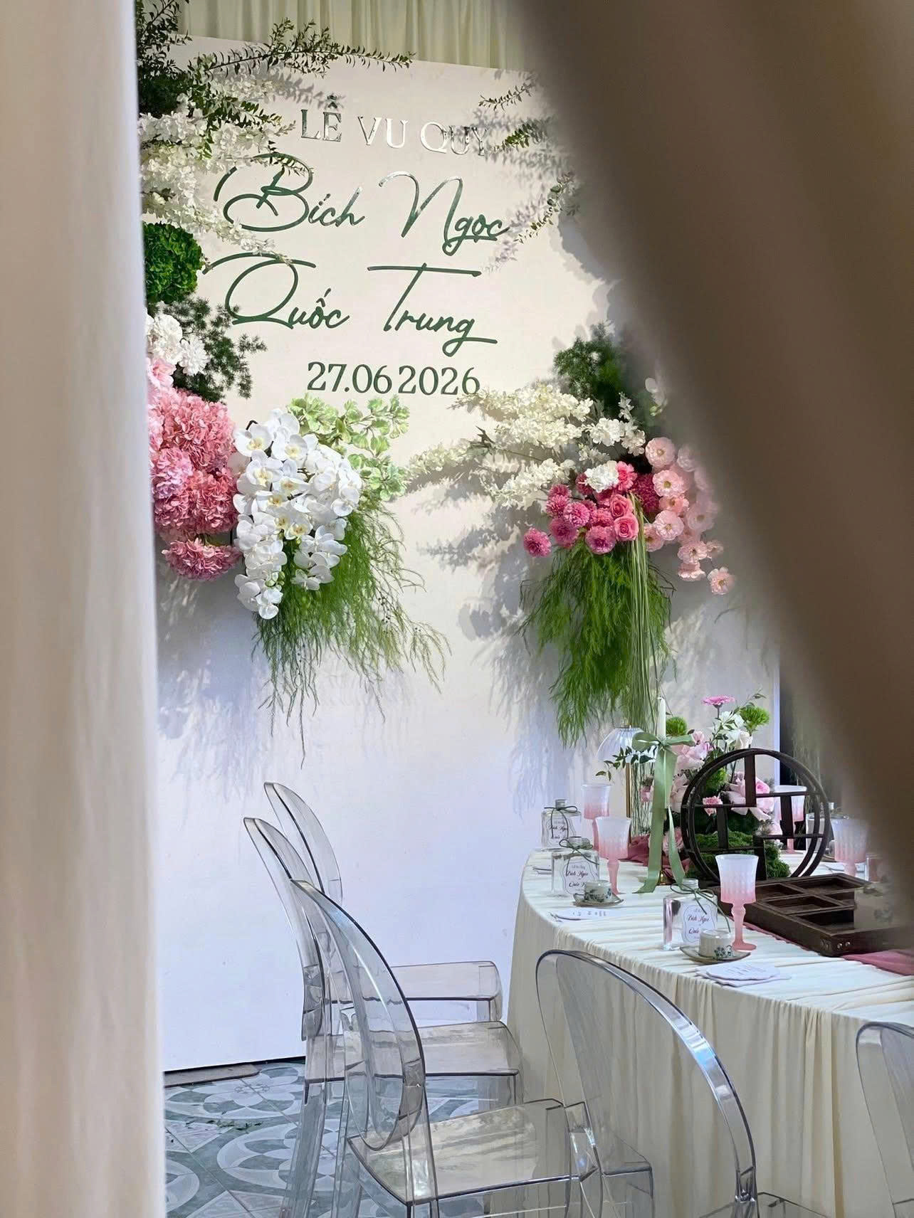 Ghế decor gia tiên Xcom – Hình ảnh thực tế từ các đơn vị trang trí chuyên nghiệp | Xcom.vn Góc gần ghế Ghost trong suốt và phông hoa gia tiên của Xu Xu Wedding
