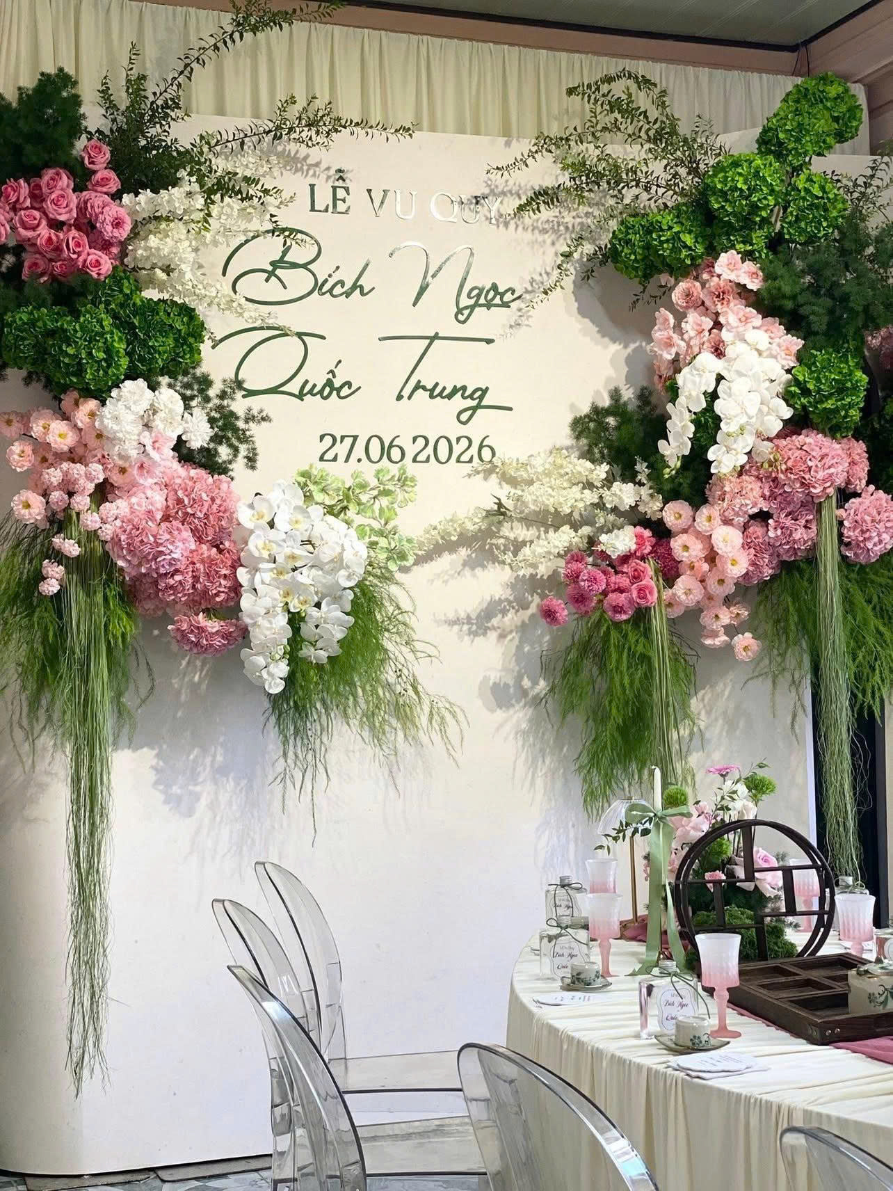 Ghế decor gia tiên Xcom – Hình ảnh thực tế từ các đơn vị trang trí chuyên nghiệp | Xcom.vn Ghế Ghost trong suốt cạnh bàn gia tiên hoa hồng xanh của Xu Xu Wedding