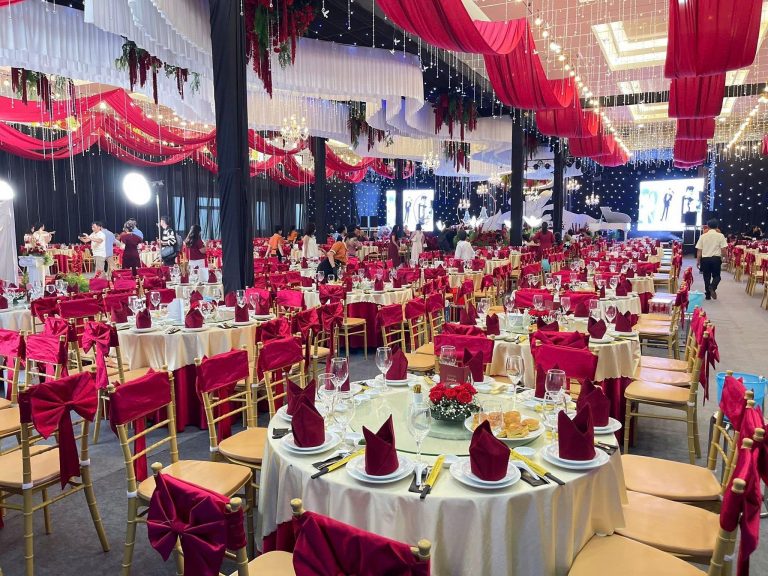 Toàn cảnh ghế Tiffany vàng trong sảnh tiệc cưới Minh Quyên Đà Lạt