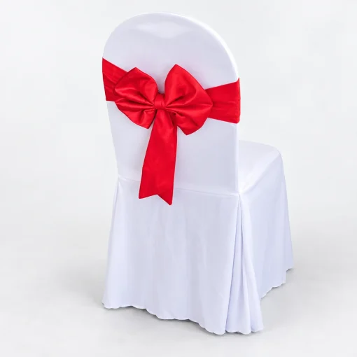Minh họa nơ ghế Banquet may sẵn màu đỏ trên ghế phủ áo trắng