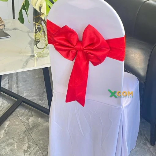 Nơ ghế Banquet may sẵn màu đỏ nhìn từ phía sau ghế phủ áo trắng