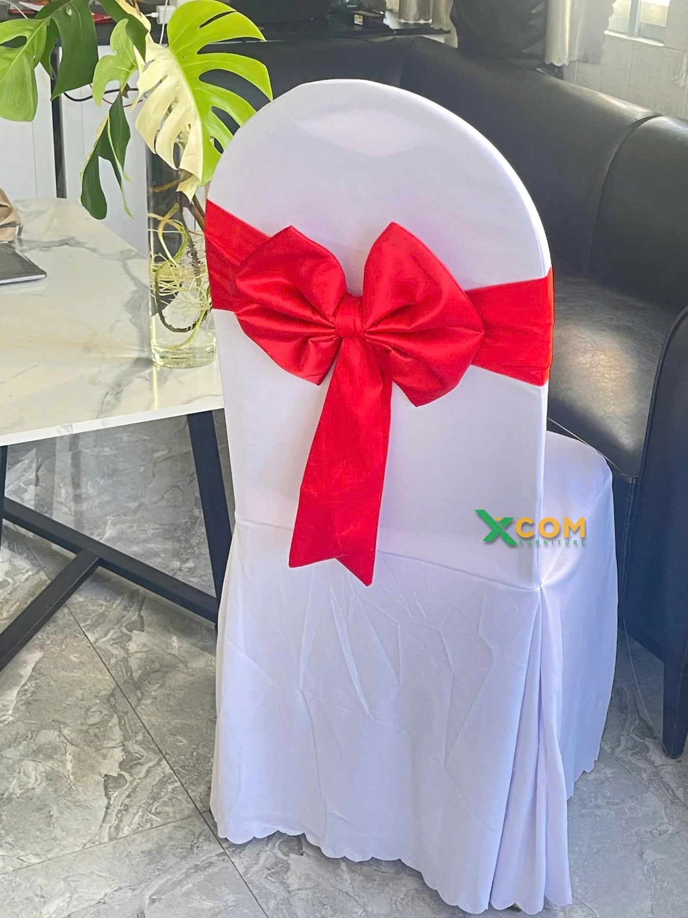 Nơ ghế Banquet may sẵn màu đỏ | Xcom.vn Nơ ghế Banquet may sẵn màu đỏ nhìn từ phía sau ghế phủ áo trắng