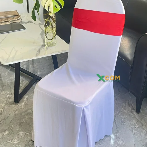 Nơ ghế Banquet may sẵn màu đỏ | Xcom.vn Dải đỏ của nơ ghế Banquet may sẵn nhìn từ mặt trước ghế