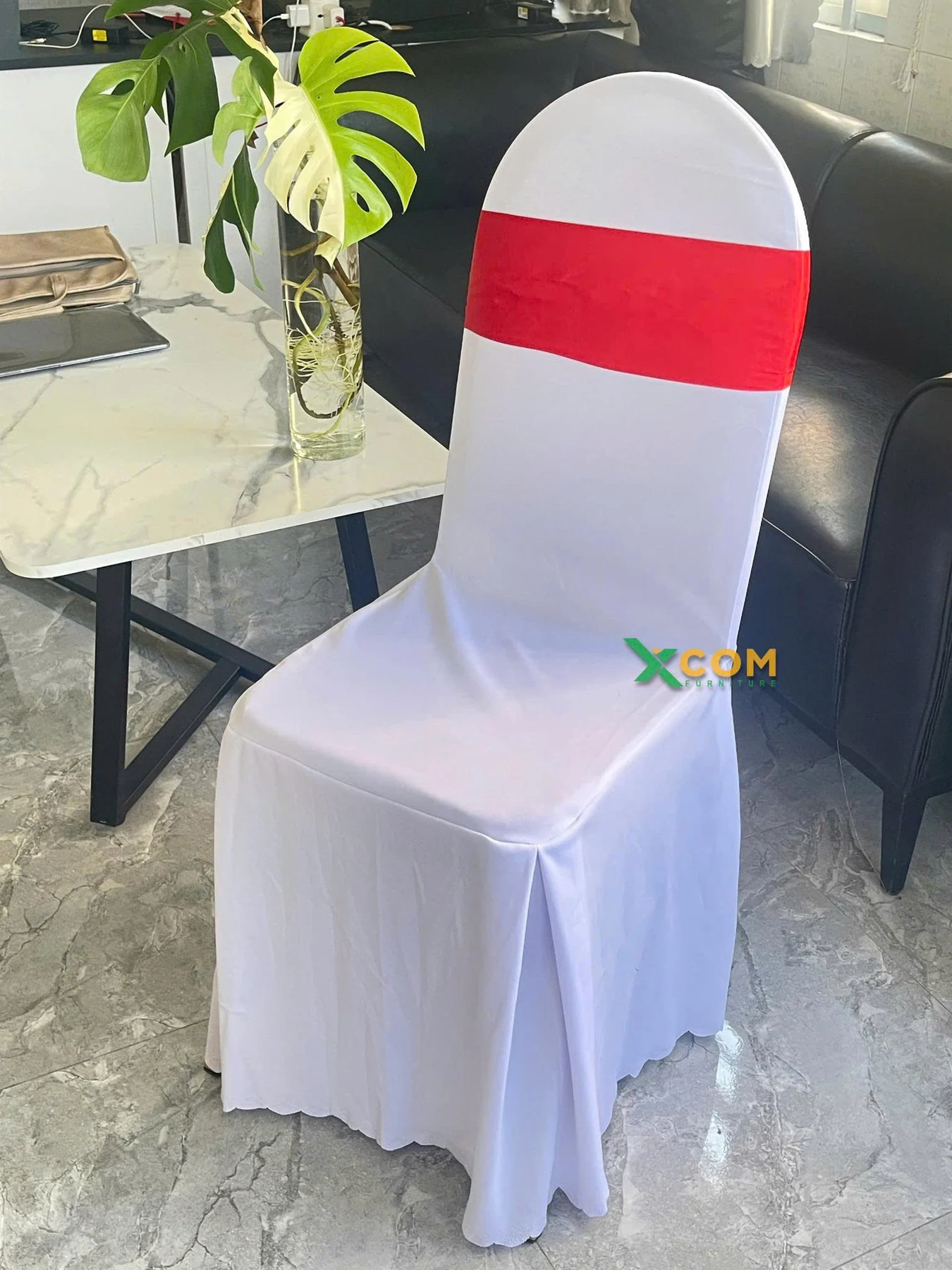 Nơ ghế Banquet may sẵn màu đỏ | Xcom.vn Dải đỏ của nơ ghế Banquet may sẵn nhìn từ mặt trước ghế
