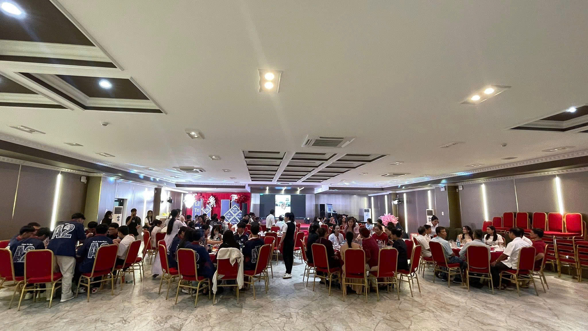 Dấu ấn bàn ghế Xcom tại các nhà hàng và không gian tiệc cưới trên toàn quốc | Xcom.vn Ghế Banquet đỏ khung vàng trong sảnh tiệc Phượng Vỹ Cà Mau