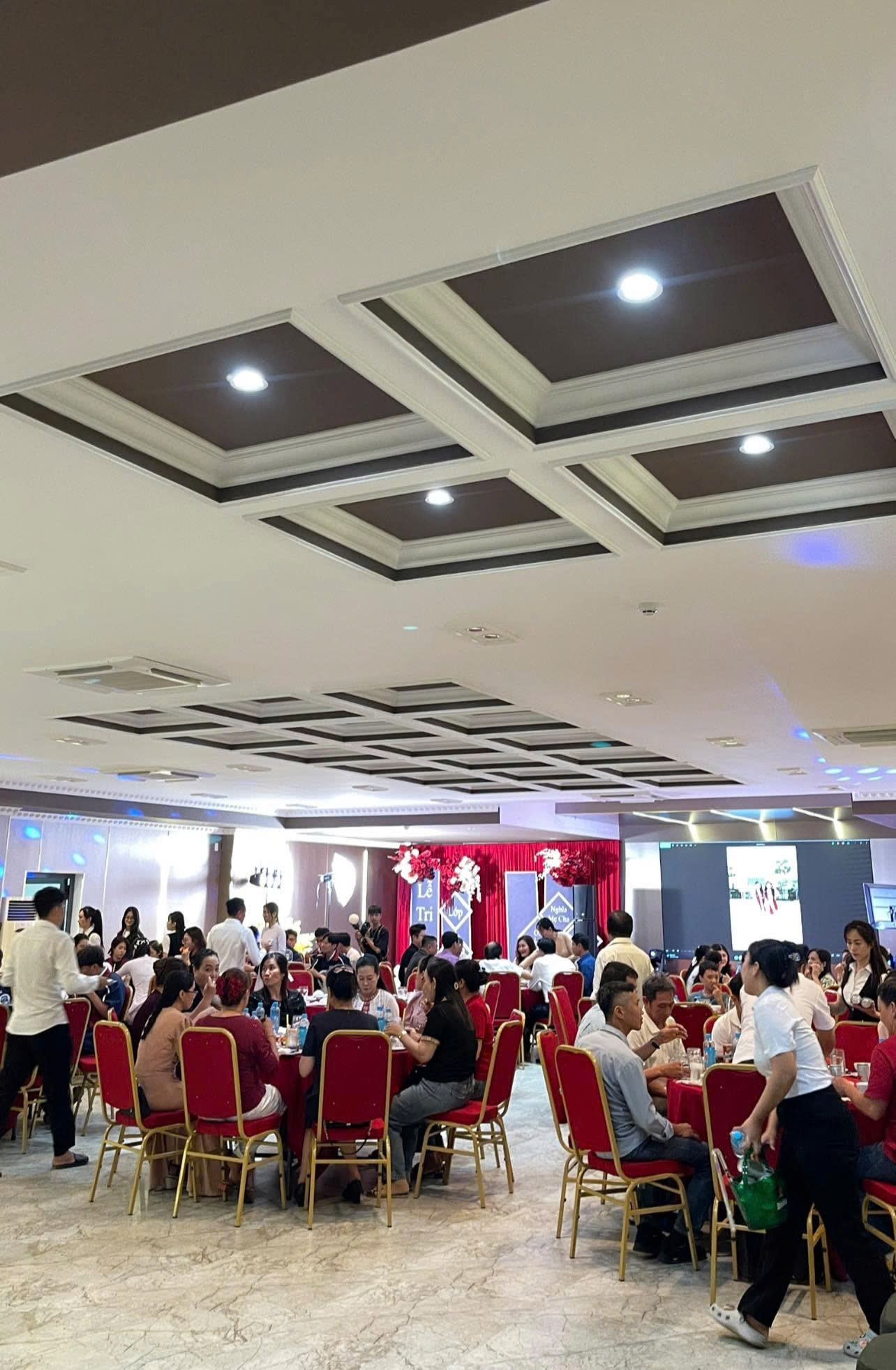 Dấu ấn bàn ghế Xcom tại các nhà hàng và không gian tiệc cưới trên toàn quốc | Xcom.vn Khách dùng tiệc trên ghế Banquet tại Phượng Vỹ Cà Mau