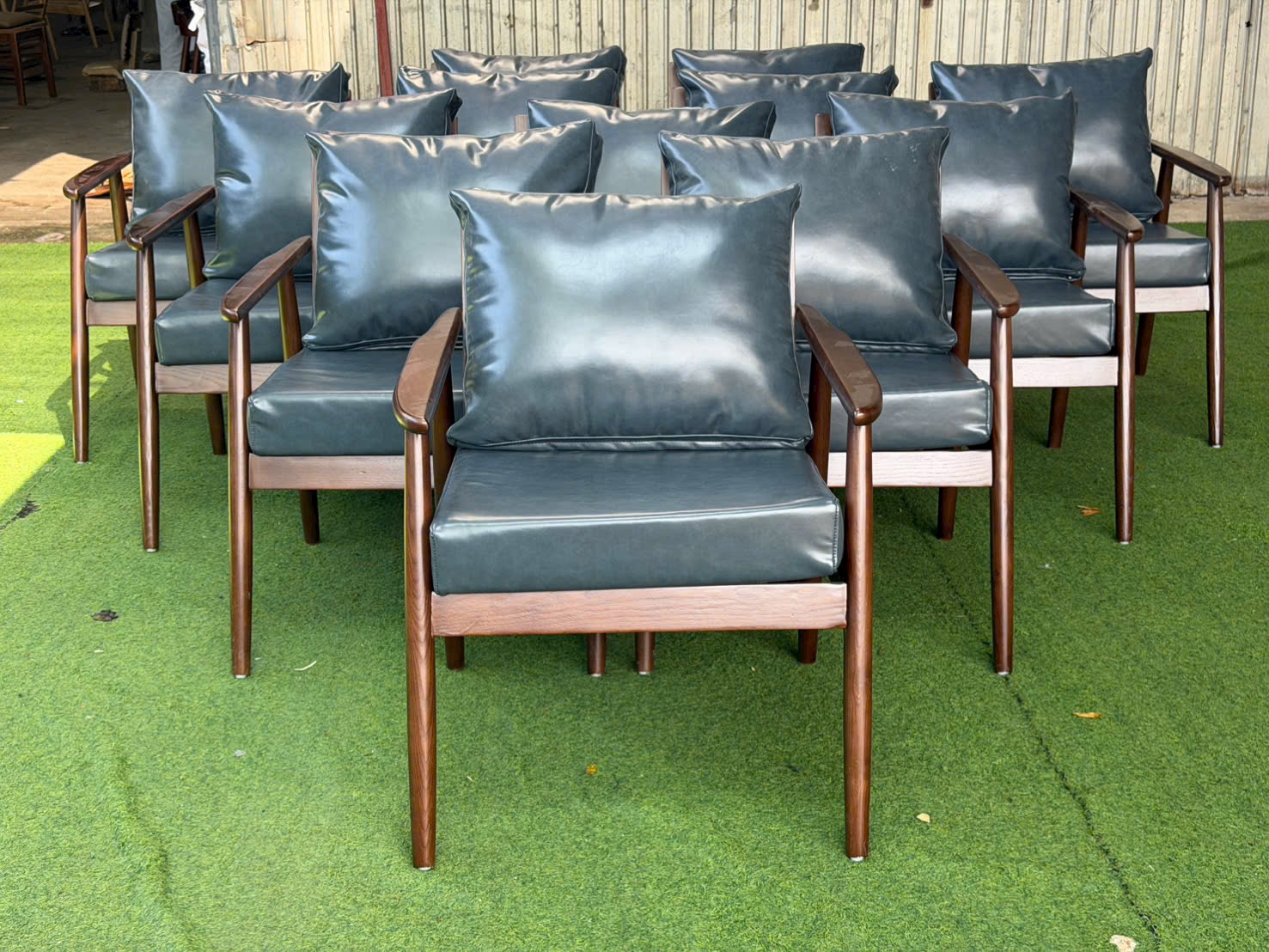 Sofa đơn Cigar gỗ cao su bọc simili | Xcom.vn Mặt trước Sofa Cigar với khung gỗ cao su và nệm xanh xám