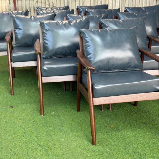 Sofa đơn Cigar gỗ cao su bọc simili | Xcom.vn Các ghế Sofa Cigar bọc simili xanh xám trong khu trưng bày