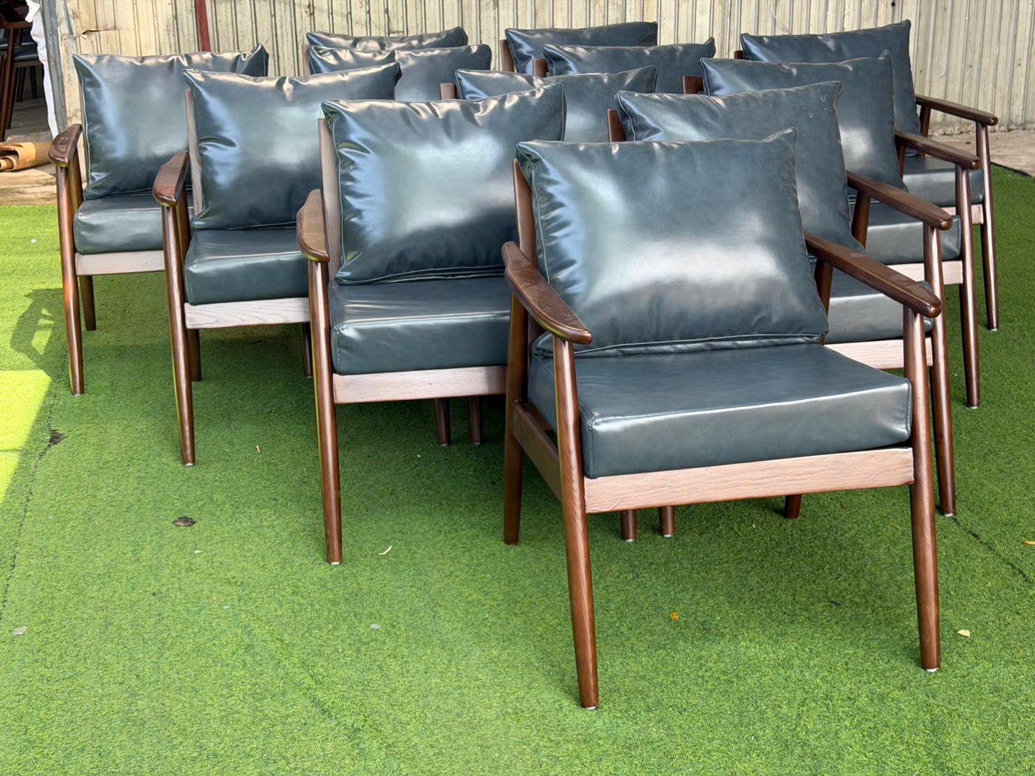 Sofa đơn Cigar gỗ cao su bọc simili | Xcom.vn Các ghế Sofa Cigar bọc simili xanh xám trong khu trưng bày