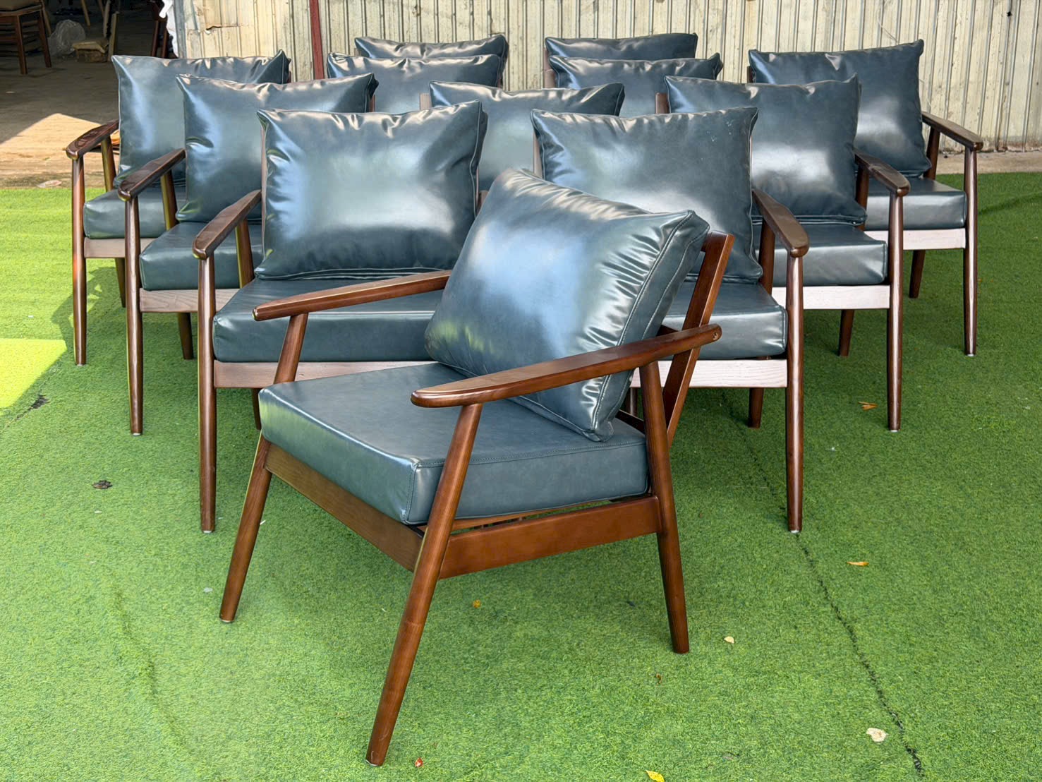 Sofa đơn Cigar gỗ cao su bọc simili | Xcom.vn Sofa Cigar gỗ cao su nhìn từ góc bên