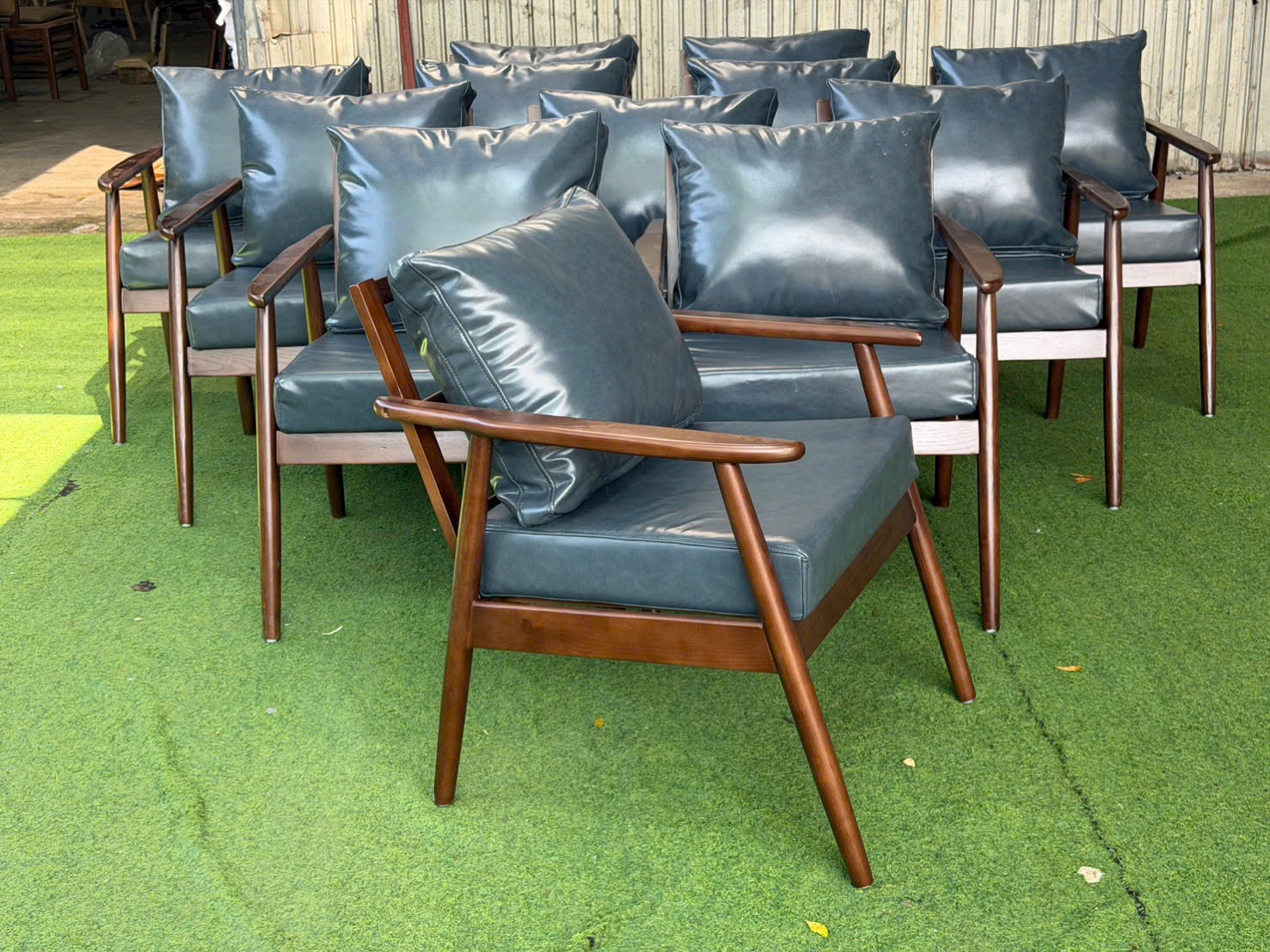 Sofa đơn Cigar gỗ cao su bọc simili | Xcom.vn Sofa đơn Cigar gỗ cao su nhìn góc nghiêng phía trước