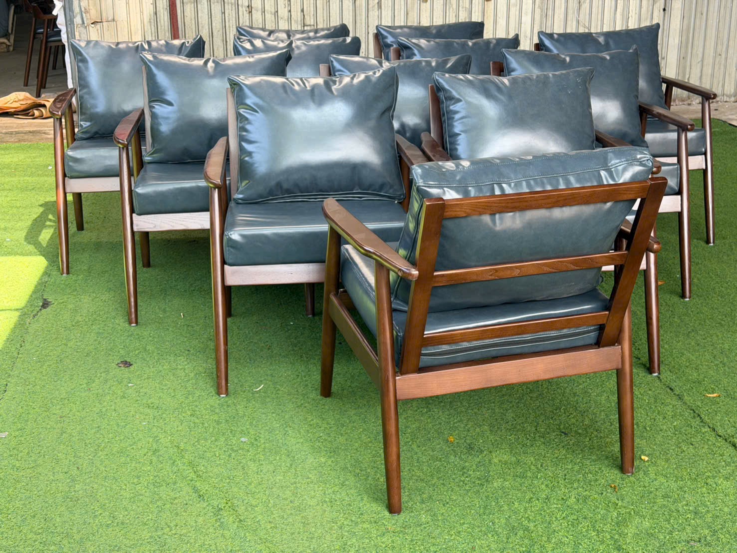 Sofa đơn Cigar gỗ cao su bọc simili | Xcom.vn Mặt sau Sofa Cigar với khung lưng gỗ và gối tựa rời