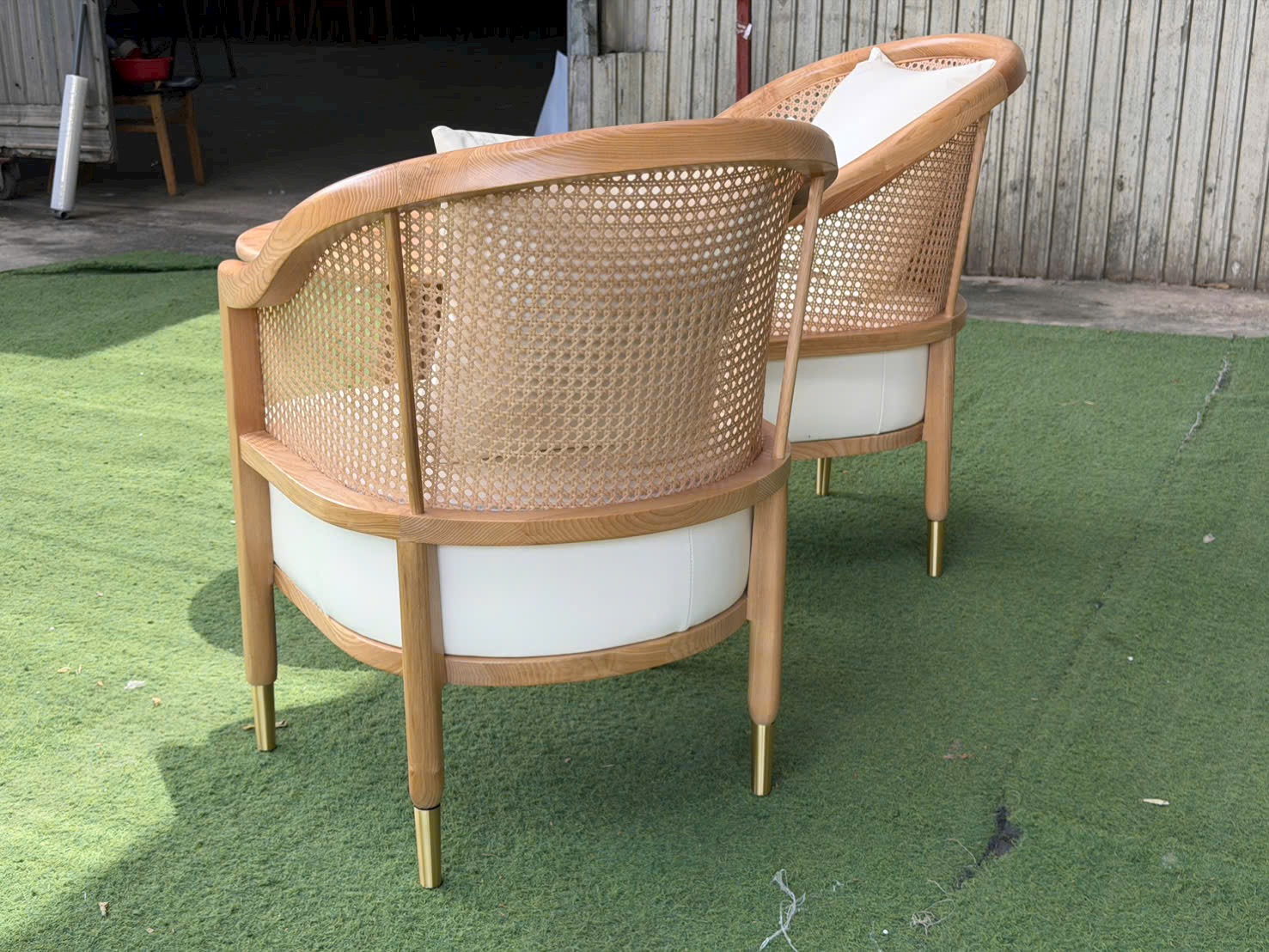 Cặp sofa Grasse gỗ Ash tựa đan mây nhựa | Xcom.vn Mặt sau đan mây nhựa của Cặp sofa Grasse