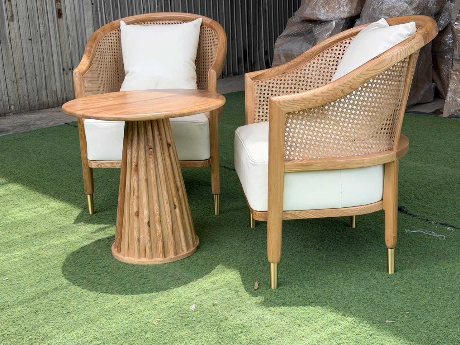 Cặp sofa Grasse gỗ Ash tựa đan mây nhựa | Xcom.vn Nệm simili màu kem và gối tựa của sofa Grasse