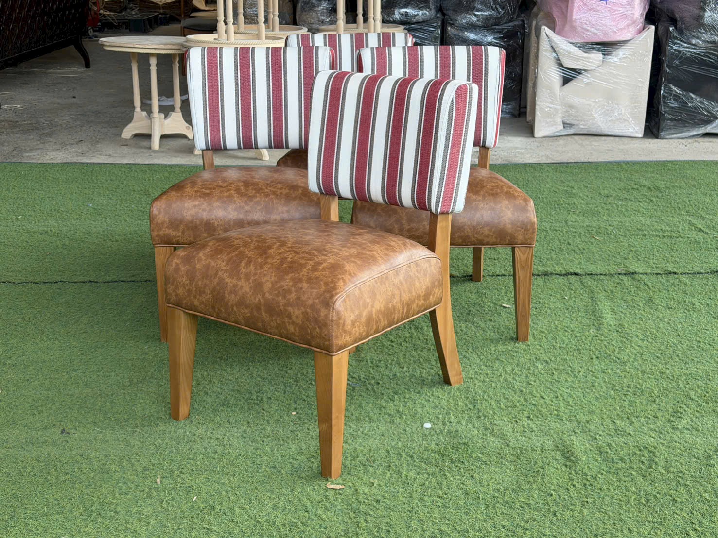 Sofa đơn Highland bọc vải sọc và simili nâu | Xcom.vn Góc cạnh Sofa Highland cho thấy mặt ngồi nâu và chân ghế