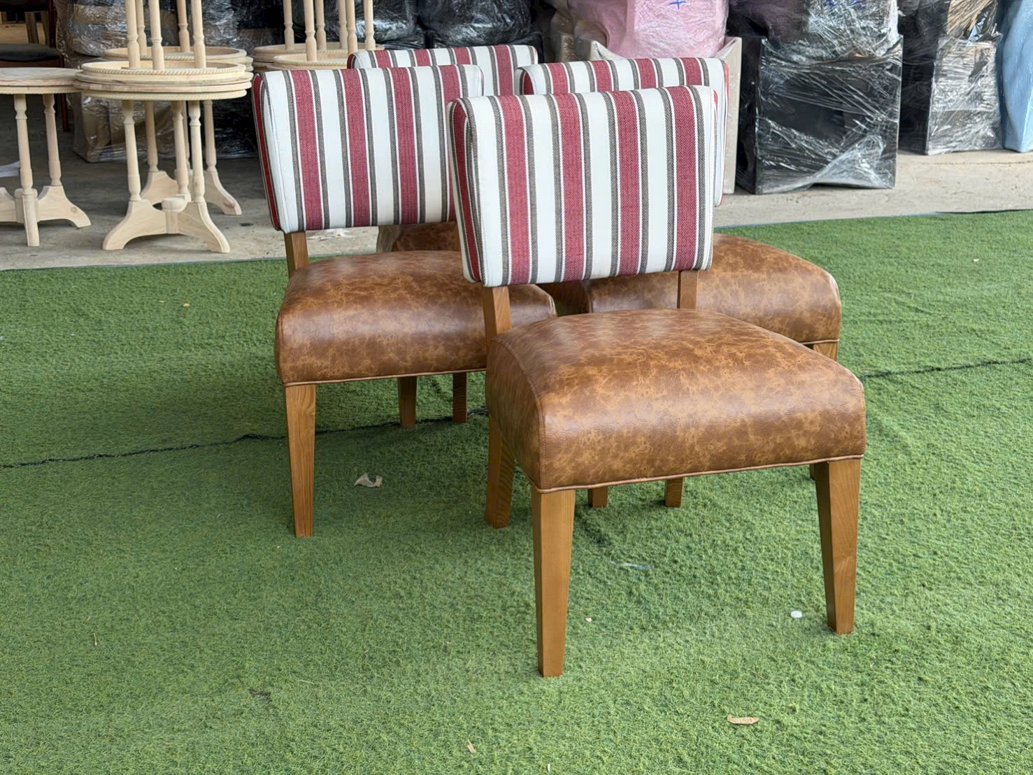 Sofa đơn Highland bọc vải sọc và simili nâu | Xcom.vn Sofa Highland nhìn nghiêng với tựa vải sọc và mặt ngồi simili nâu