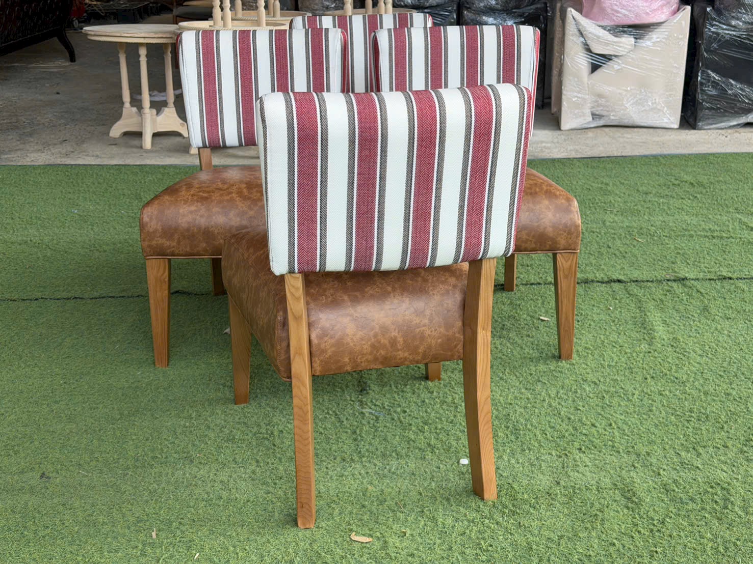 Sofa đơn Highland bọc vải sọc và simili nâu | Xcom.vn Mặt sau Sofa Highland với tựa vải sọc và chân ghế