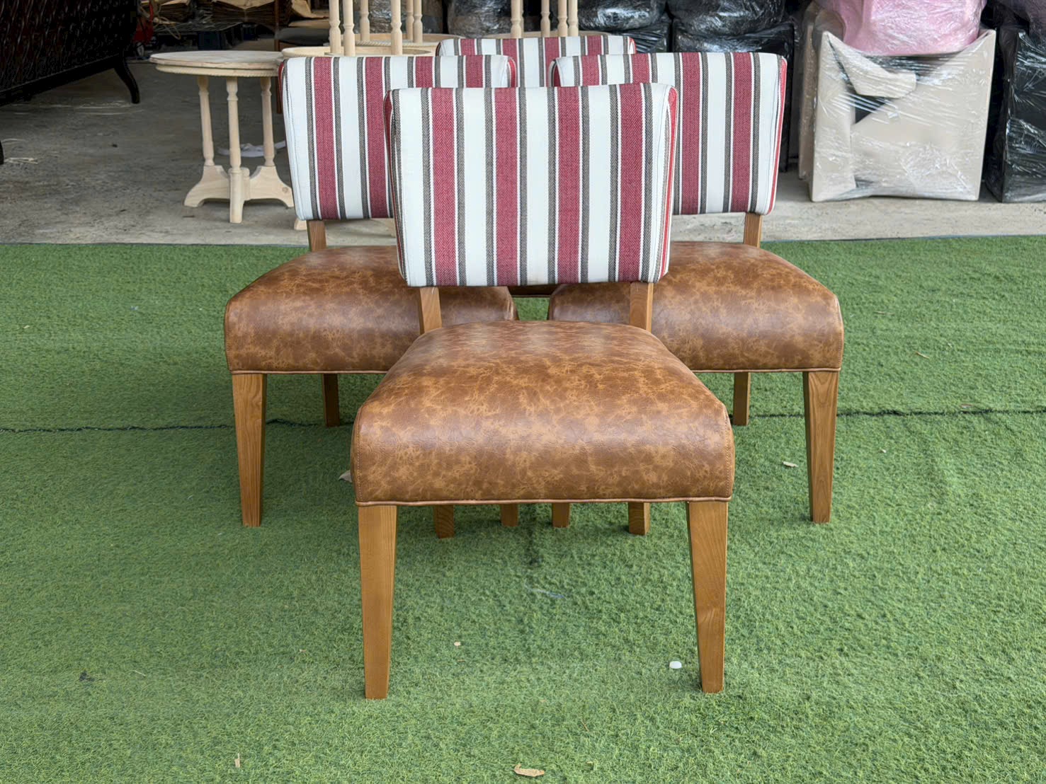 Sofa đơn Highland bọc vải sọc và simili nâu | Xcom.vn Các ghế Sofa Highland chụp từ phía trước