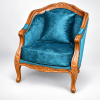 Sofa Louis bọc vải nhung trên nền trắng xám