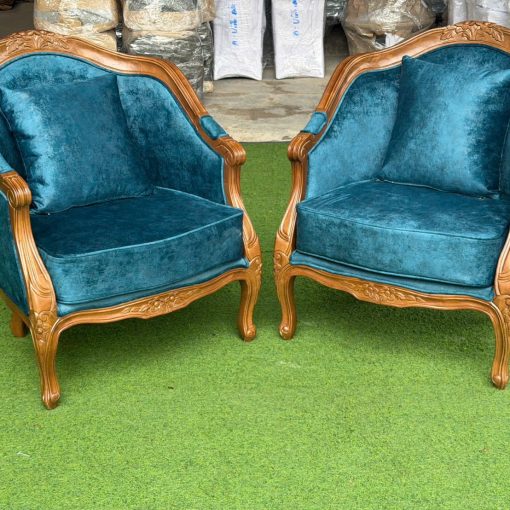 Sofa Louis khung gỗ bọc vải nhung nhìn từ phía trước