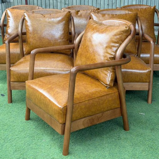 Sofa đơn Phúc Long góc nghiêng, tay vịn gỗ và nệm simili nâu