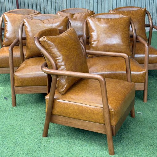 Sofa Phúc Long nhìn nghiêng, thấy nệm simili và tay vịn gỗ Ash
