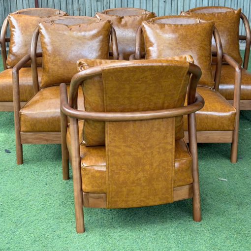 Mặt sau sofa đơn Phúc Long với khung tay cong gỗ Ash