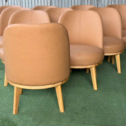 Sofa Velvet khung gỗ bọc simili màu nâu | Xcom.vn Sofa Velvet bọc simili màu nâu nhìn từ phía trước