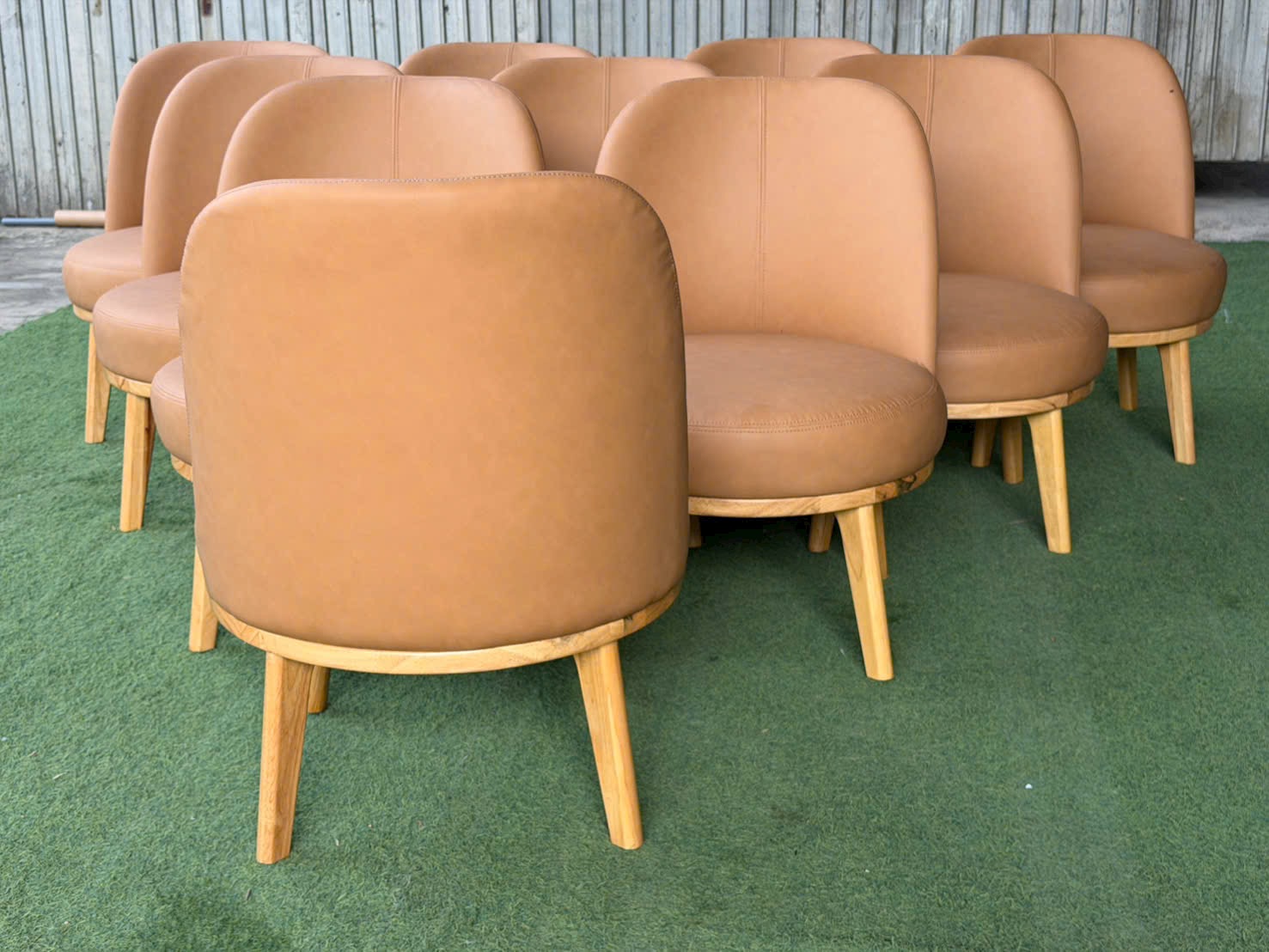 Sofa Velvet khung gỗ bọc simili màu nâu | Xcom.vn Sofa Velvet bọc simili màu nâu nhìn từ phía trước