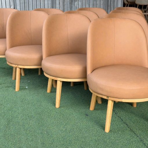 Sofa Velvet khung gỗ bọc simili màu nâu | Xcom.vn Khung và chân gỗ sơn PU màu tự nhiên của Sofa Velvet