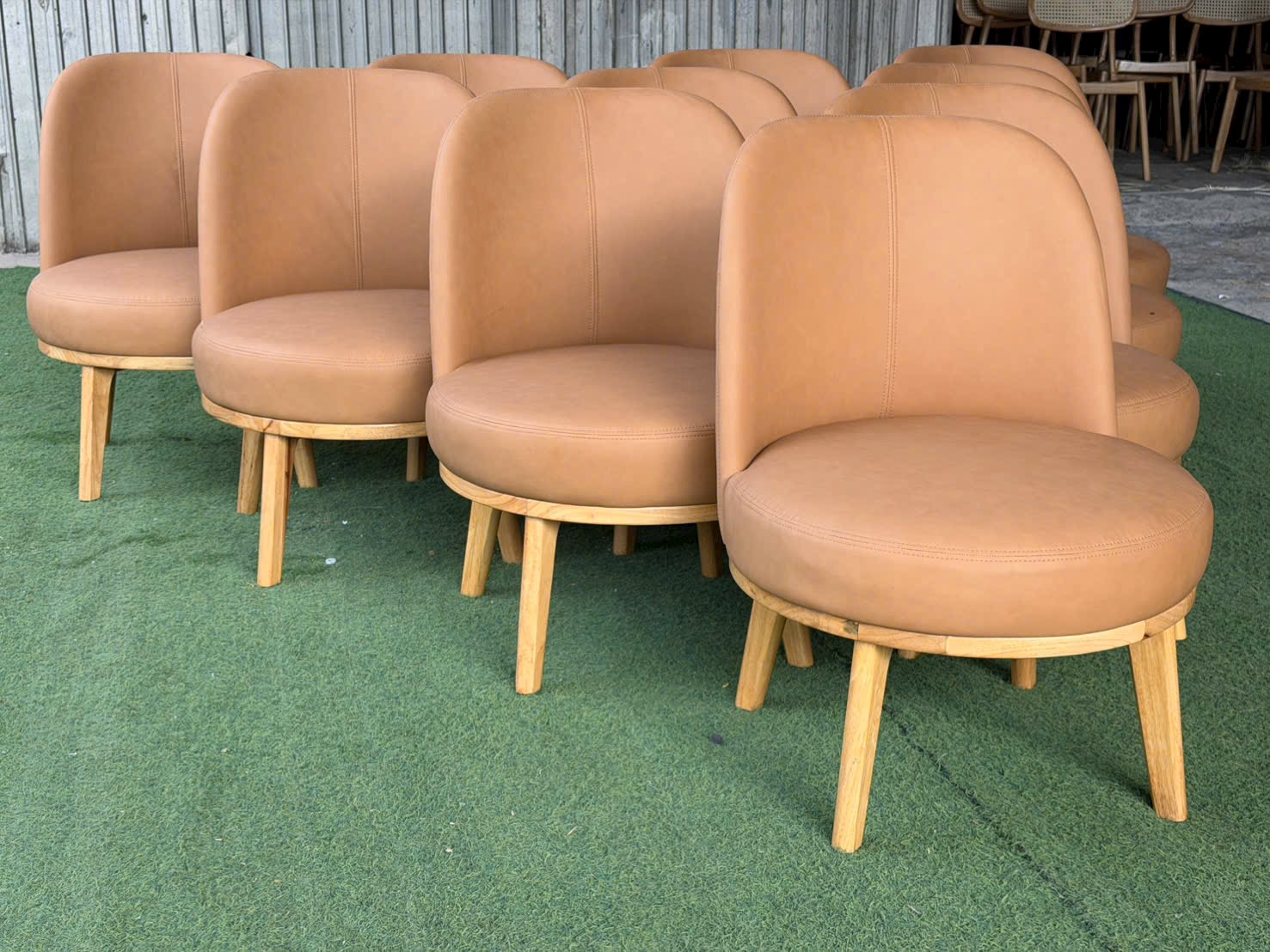 Sofa Velvet khung gỗ bọc simili màu nâu | Xcom.vn Khung và chân gỗ sơn PU màu tự nhiên của Sofa Velvet
