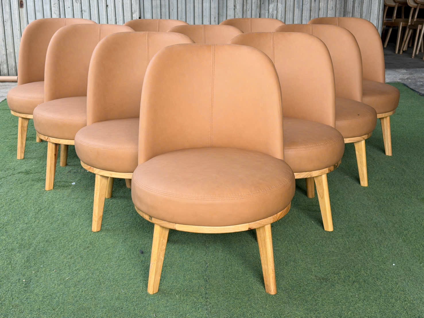 Sofa Velvet khung gỗ bọc simili màu nâu | Xcom.vn Bề mặt simili giả da công nghiệp trên Sofa Velvet