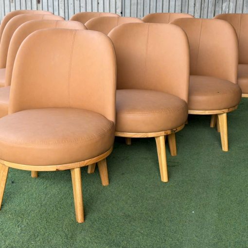 Sofa Velvet khung gỗ bọc simili màu nâu | Xcom.vn Tựa lưng bo cong bọc simili của Sofa Velvet