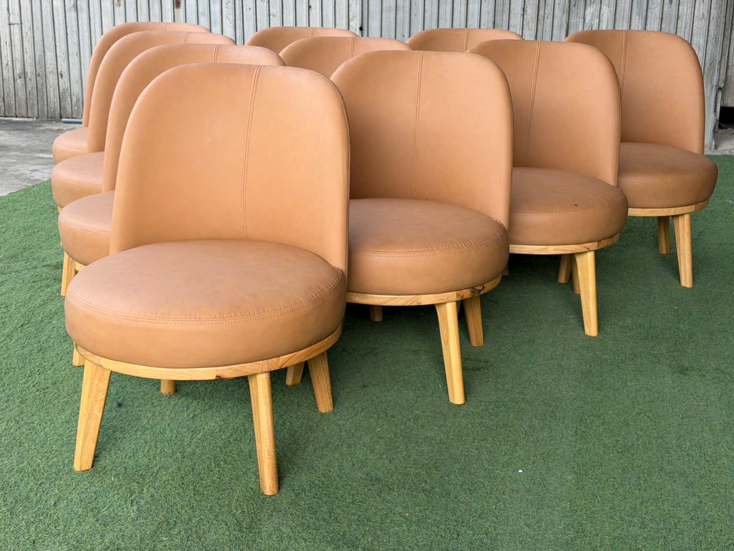 Sofa Velvet khung gỗ bọc simili màu nâu | Xcom.vn Tựa lưng bo cong bọc simili của Sofa Velvet